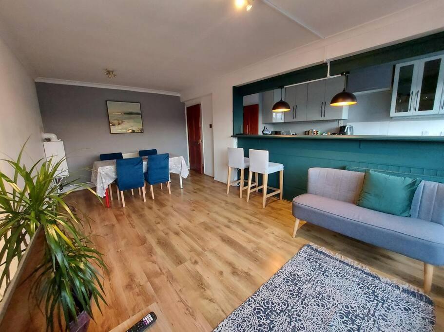 2 Bed Flat, Bounds Green, Piccadilly Line, London N11 Exteriör bild