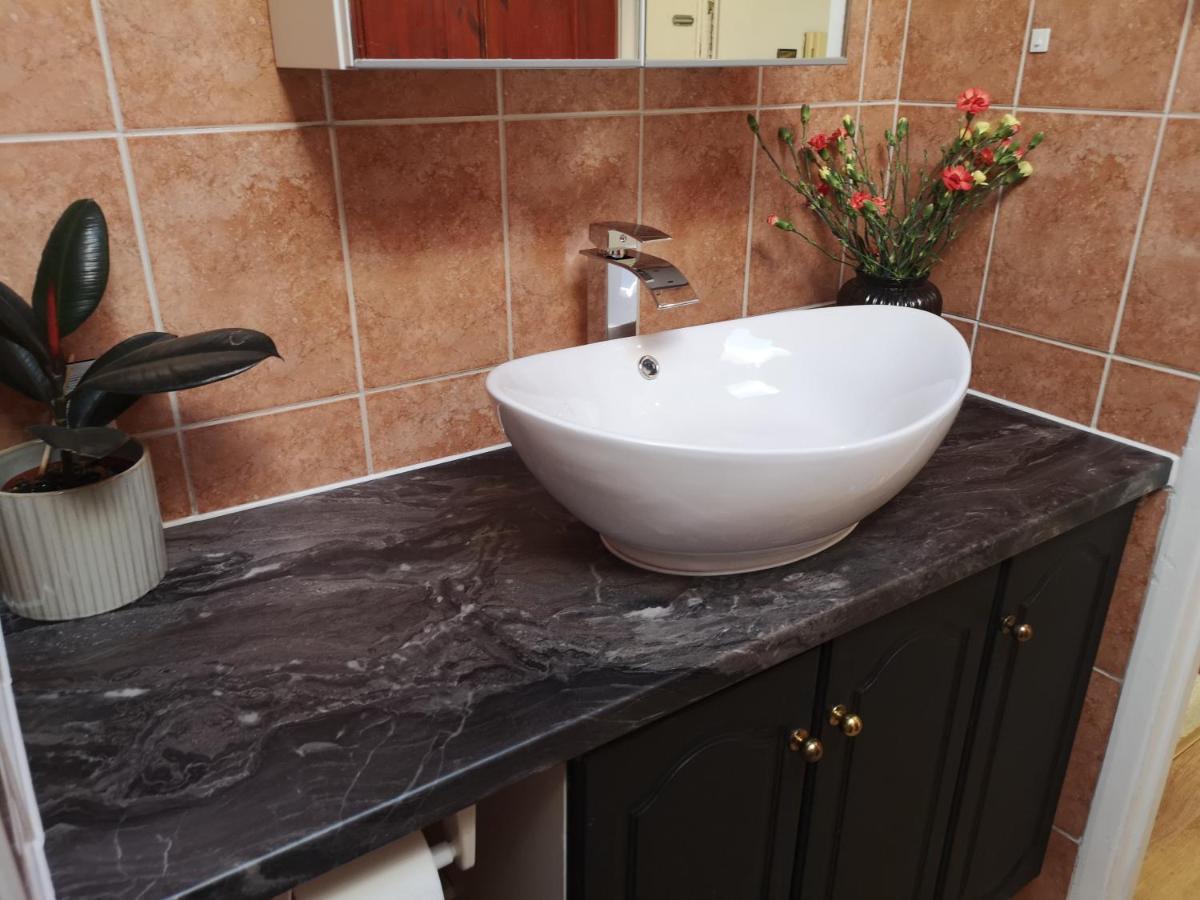 2 Bed Flat, Bounds Green, Piccadilly Line, London N11 Exteriör bild